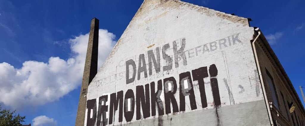 Vægmaleri med ordet 'DANSK DEMOKRATI'